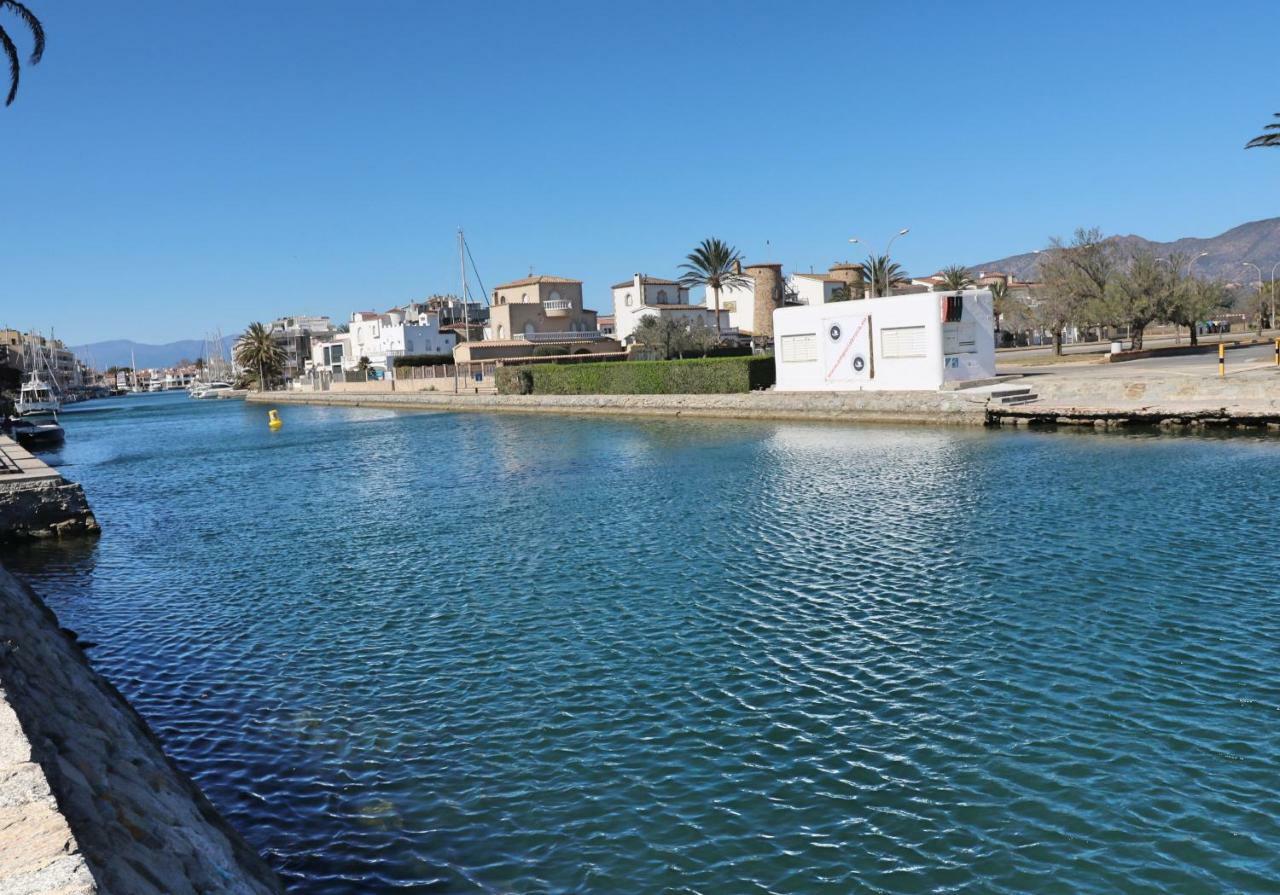 Vila Requesens Empuriabrava Exteriér fotografie